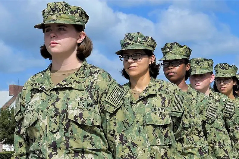 A Three-Star General Saluted the Truck Driver at My Daughter’s Army Ceremony All Because of the Worn Leather Band on My Wrist
